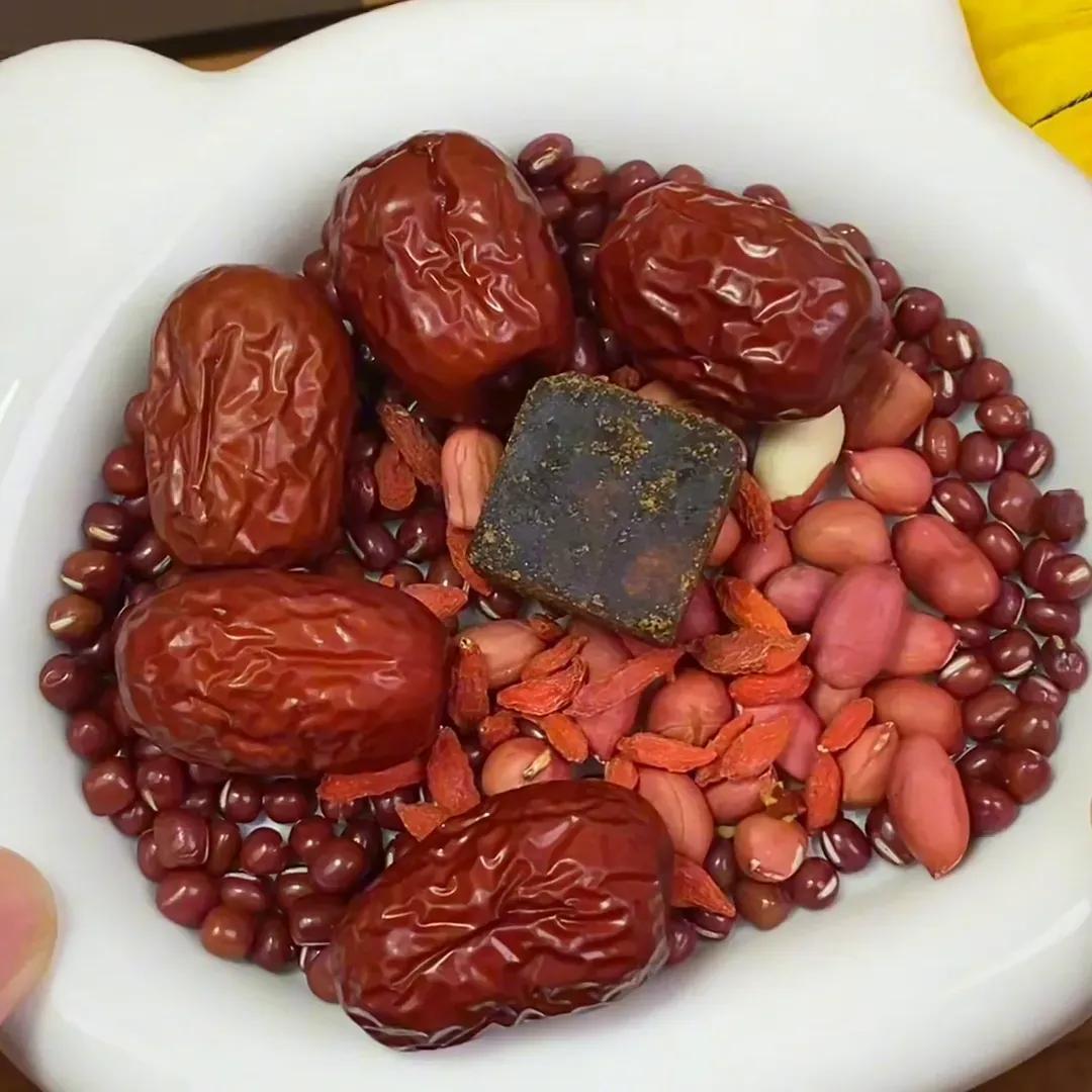 你还在为每周的养颜饮品发愁吗？今天我要为你介绍一款国宝级五红汤，让你素颜出门也没