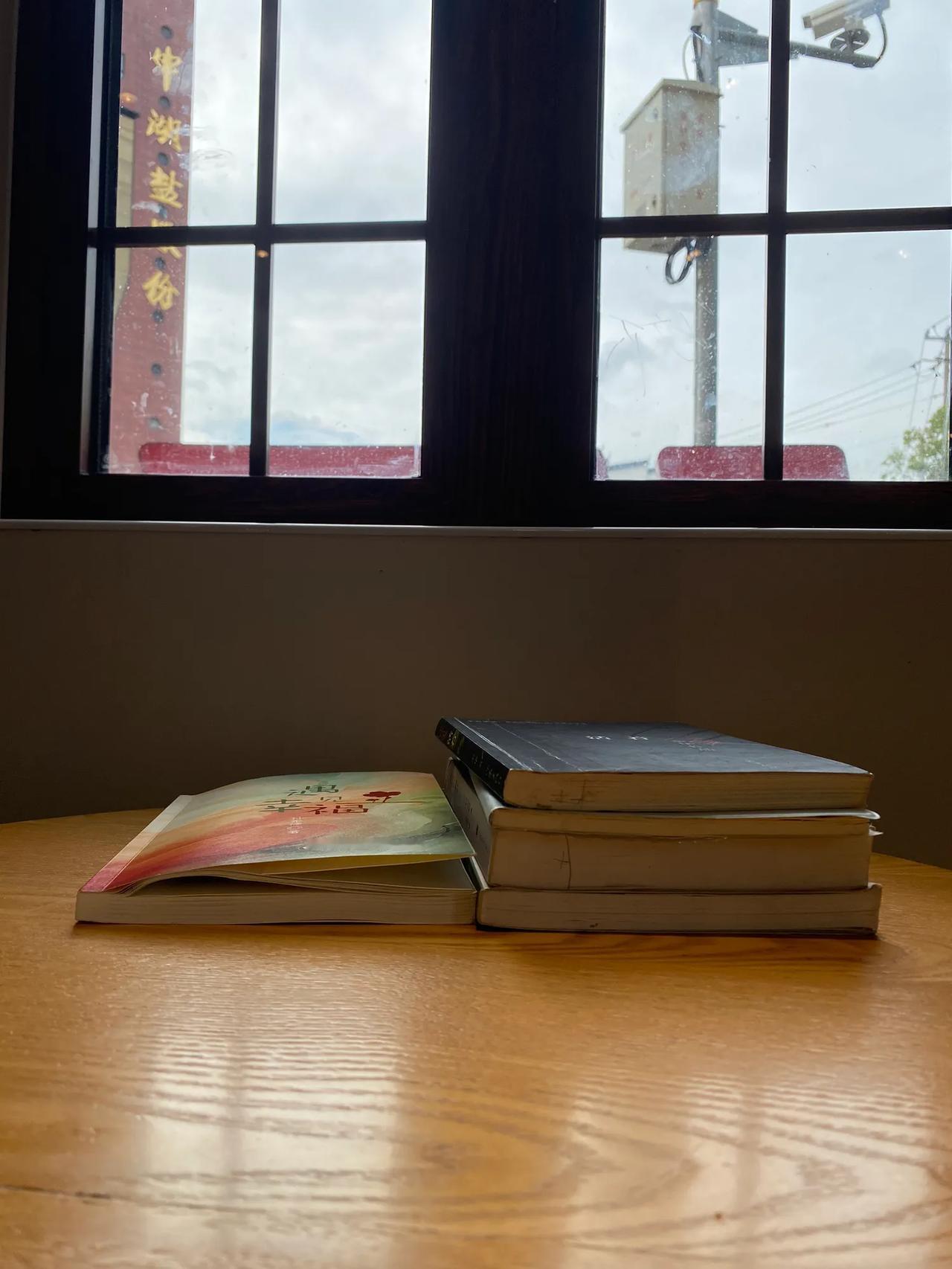 在这些无望又自由的日子里

抬头，已是黄昏，

我知道我喜欢的秋日，光阴又少了一