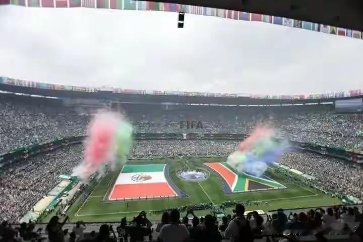 去看世界杯，安全肯定要放在第一位，尤其在人生地不熟的国家，更加要把自身安全放在第