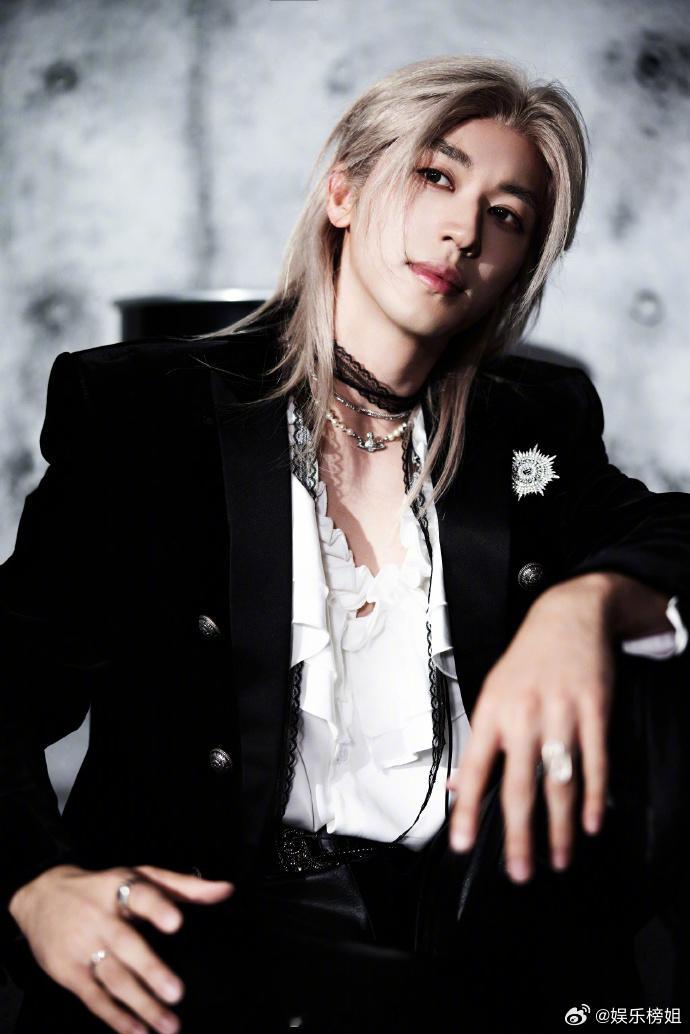 许魏洲白金长发  认不出许魏洲，安庆秦潭湖音乐节妆造赛高，白金长发+伯爵装，昨晚