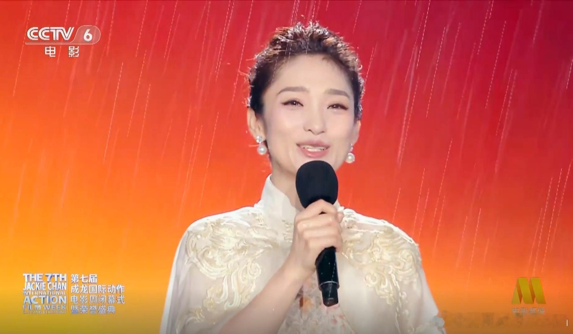 第七届成龙国际动作电影周闭幕式 同样是被雨浇，为什么杜江像被浇成落汤鸡一样，而蓝