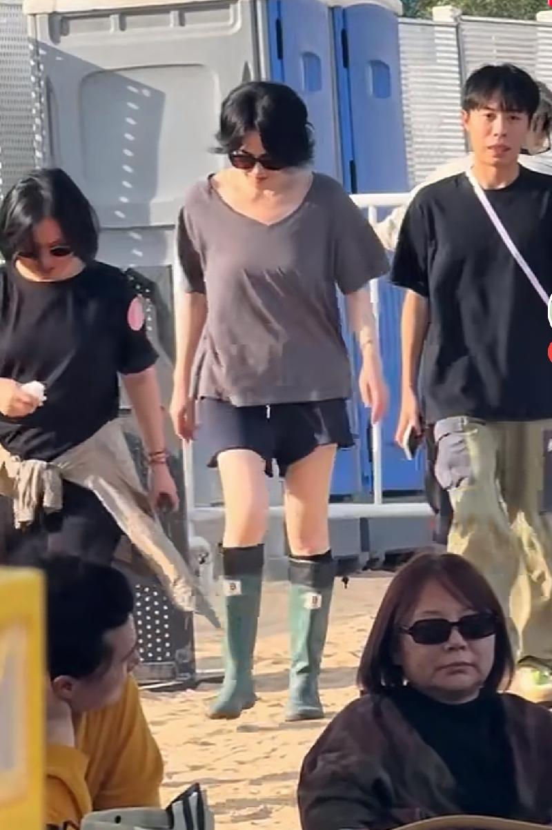 王菲的穿着风格 已经由以前的时尚前卫，变得如今的佛系极简