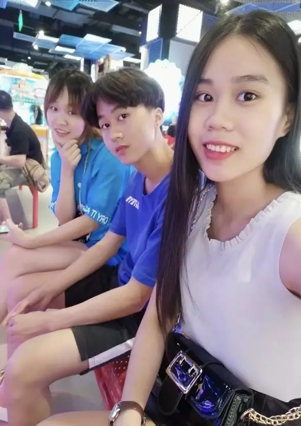 看来老妈比我还怀念，刚出社会的照片都有😂😂