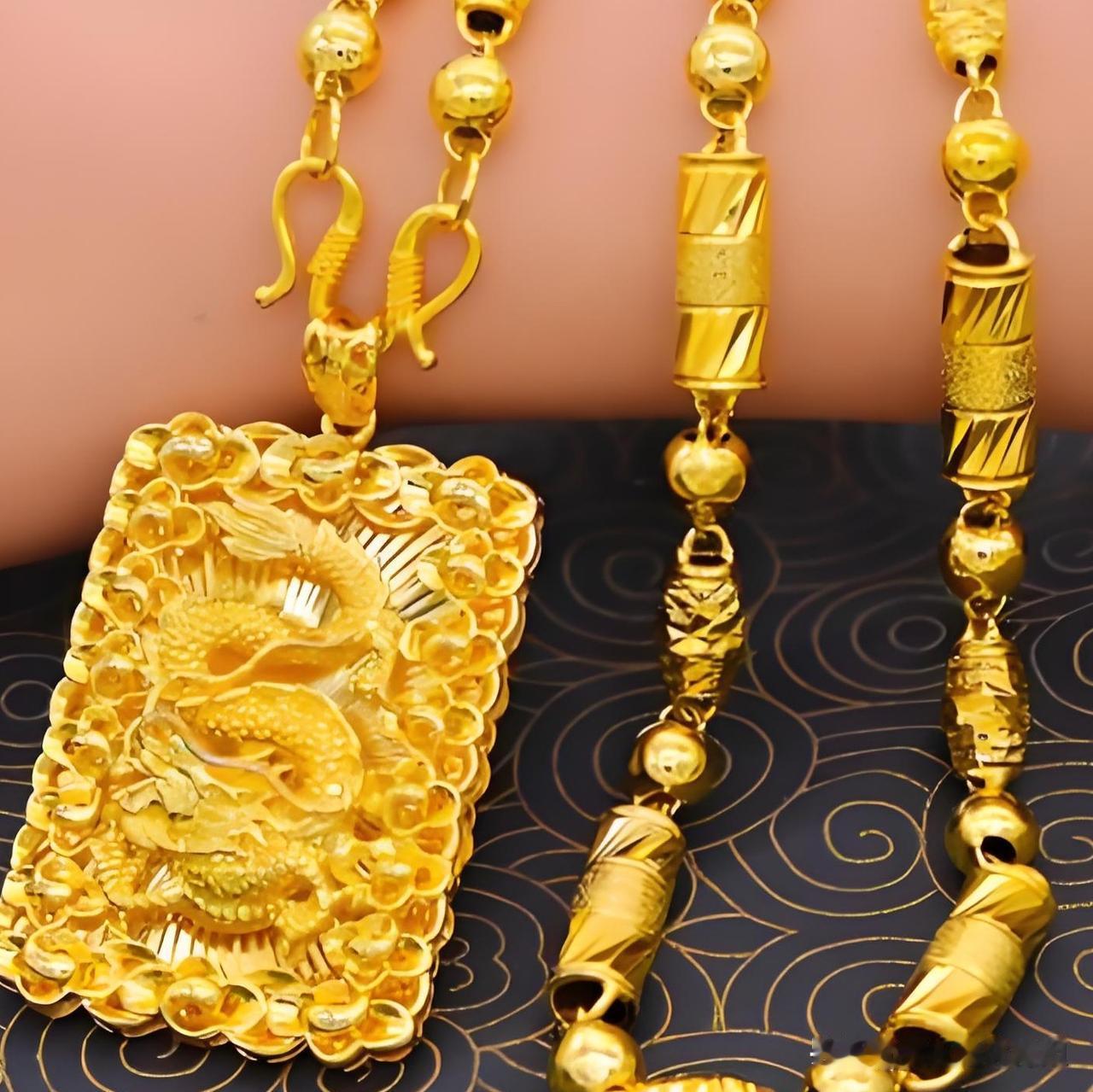 奉劝大家：出门戴大金镯子，大金链子要谨慎了！

今天去参加一个婚礼，有个朋友就把