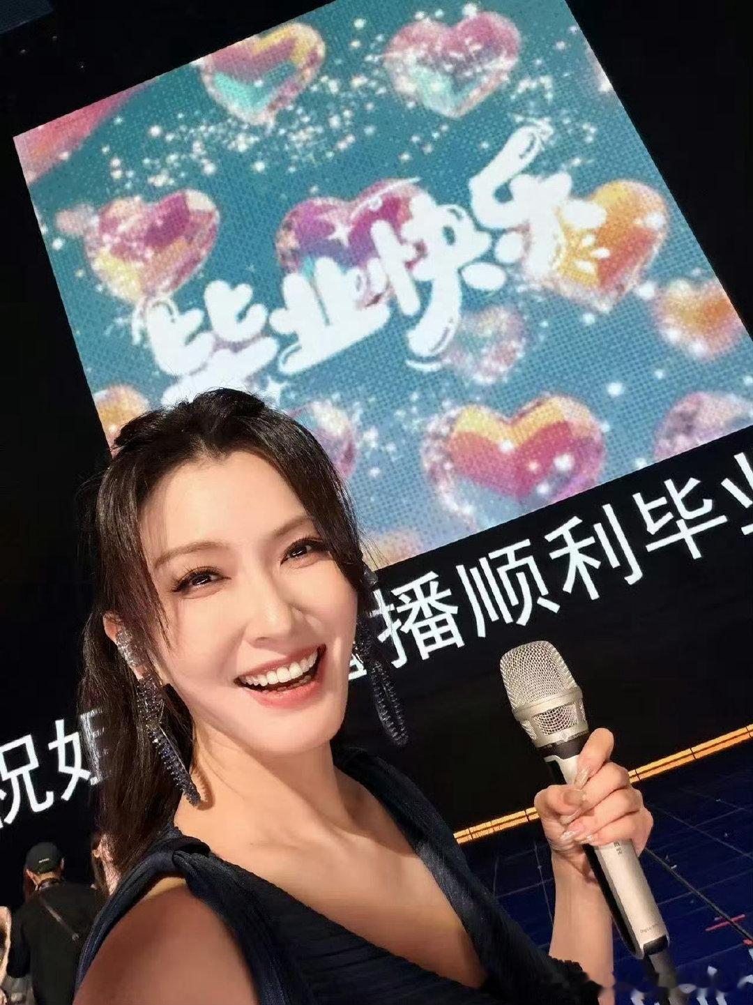 乘风收官感慨万千晒合照，手机丢失，和姐姐约好常相聚不负遇见 徐洁儿手机还没找到徐