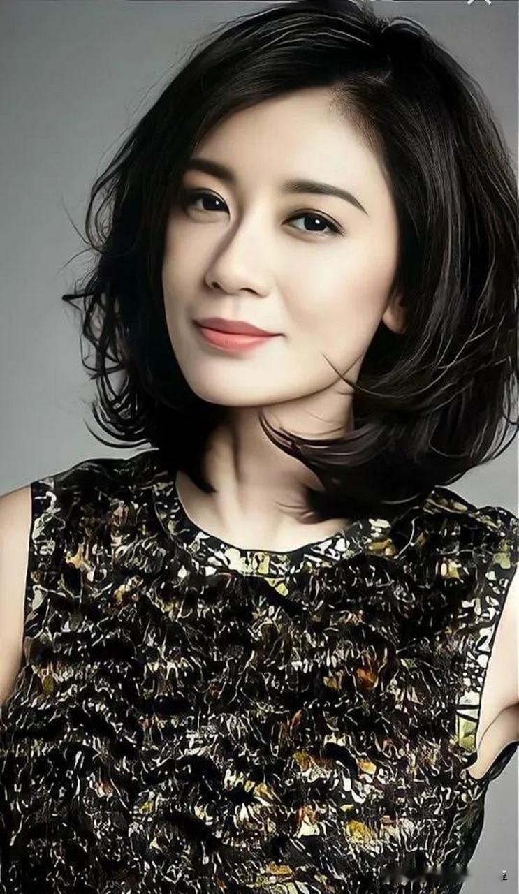 贾静雯真是妥妥的不老女神！52岁的她，看着还那么年轻，虽说官方身高1米6可能有点