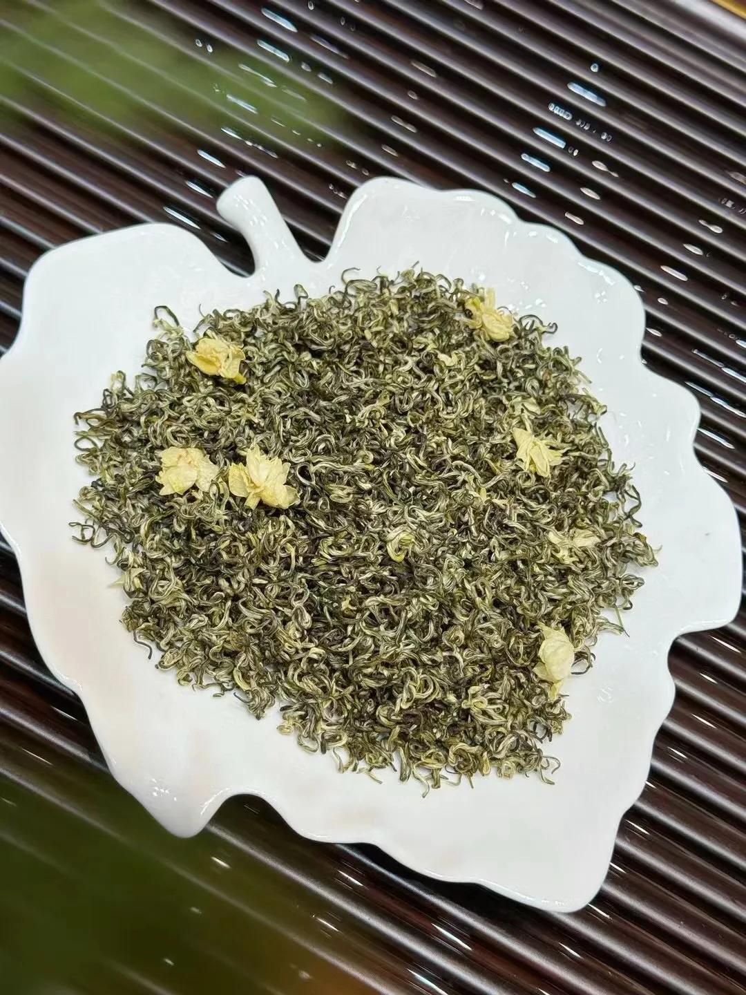 花随雪舞香袭人，
香沉盏里论乾坤。