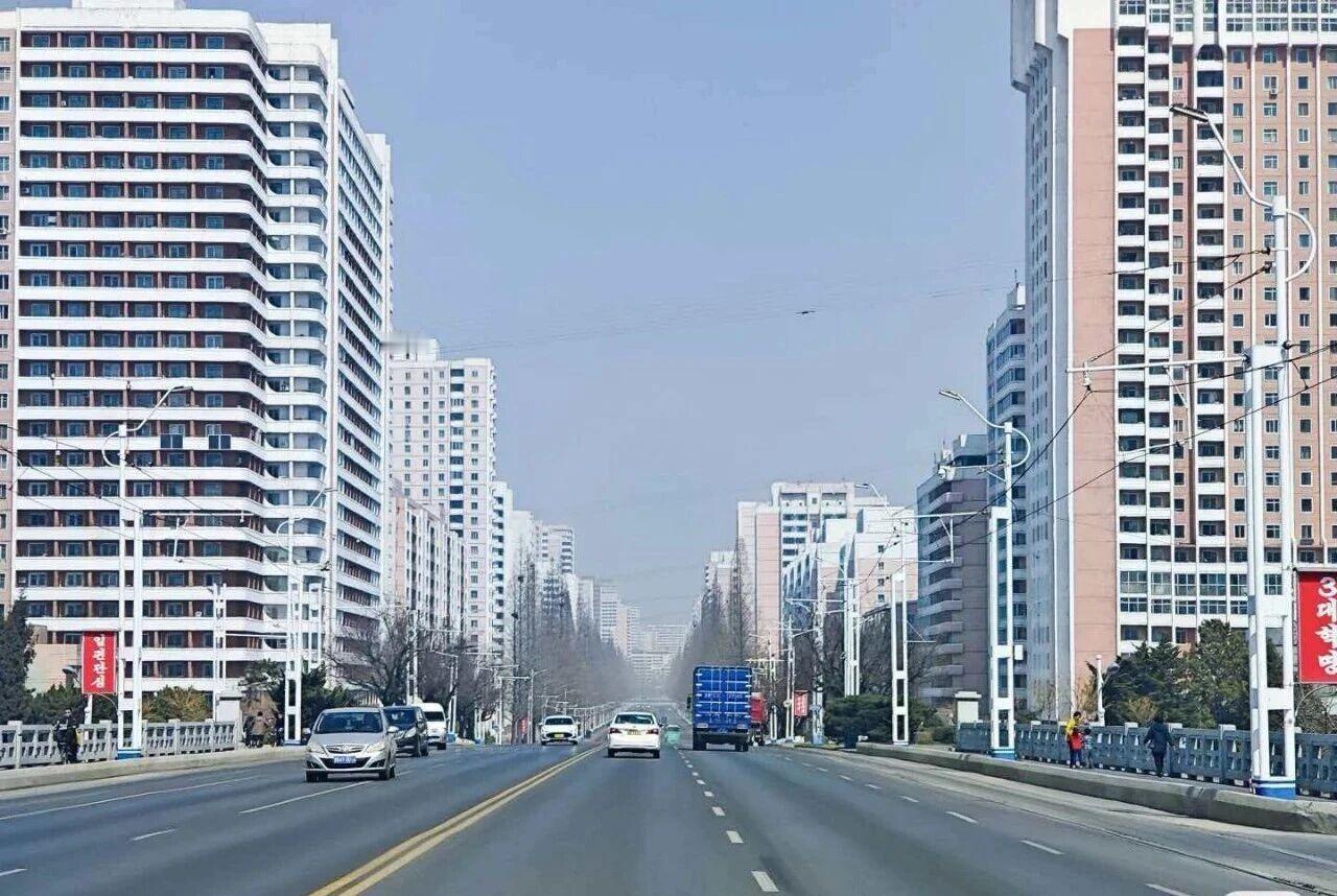 成年人的世界里，没有谁比谁容易，只有谁比谁更能扛。喊累没用，熬过去才有资格讲道理