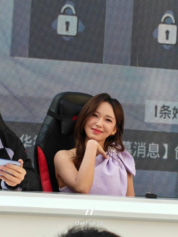 程潇饭撒的神  程潇，你简直就是饭撒的代名词！紫色短裙让你在活动现场脱颖而出，俏