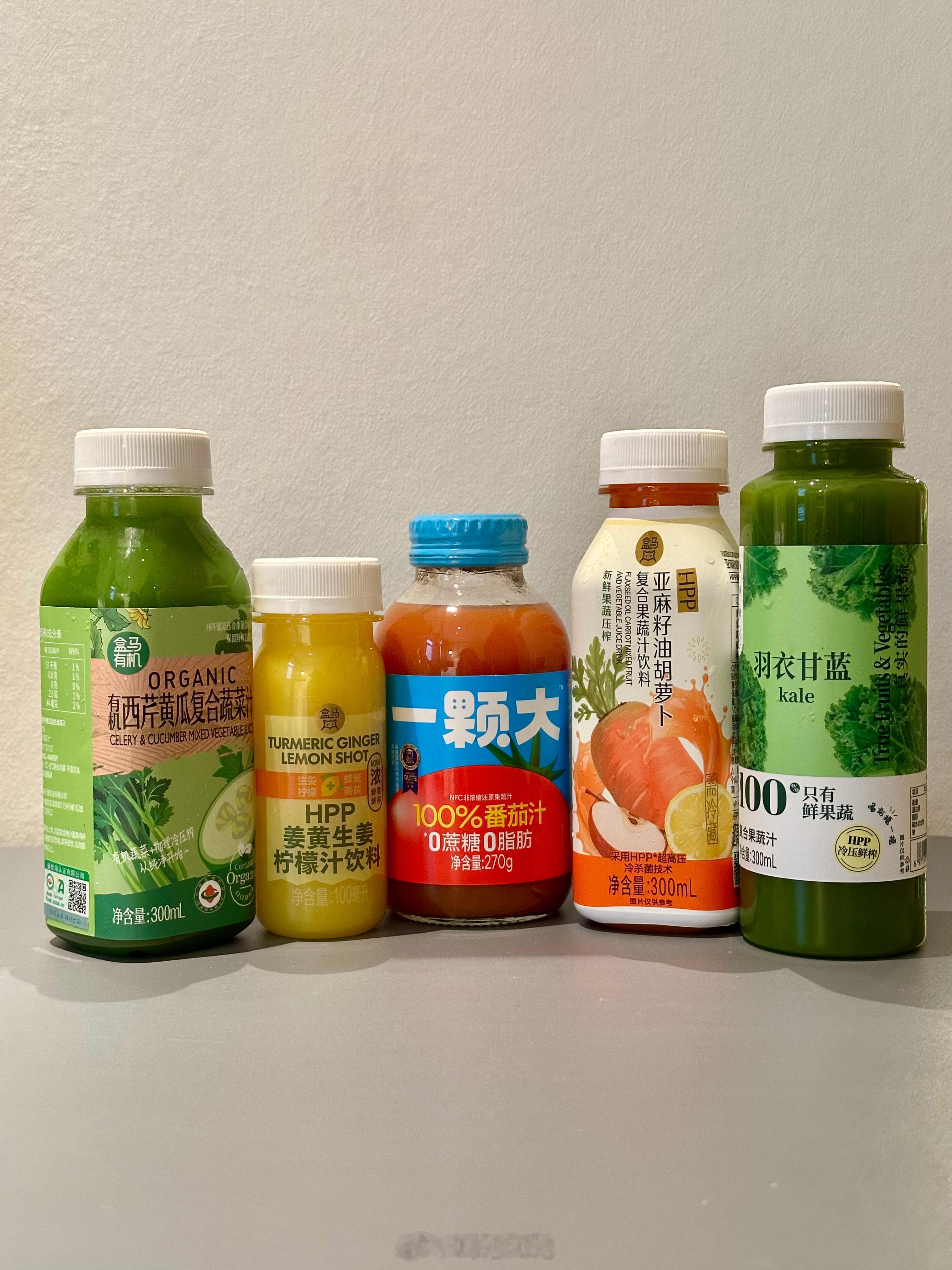 今天打算液断一天买了好多看着就很难喝的果蔬汁看着这一堆就感觉人生没有希望了[呵呵