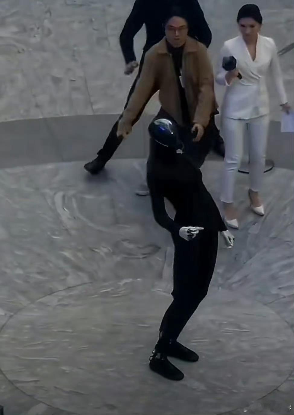 机器人摔倒，真没啥好笑的。尤其是测试阶段，简直太正常了。每一次工程师都能查漏补缺