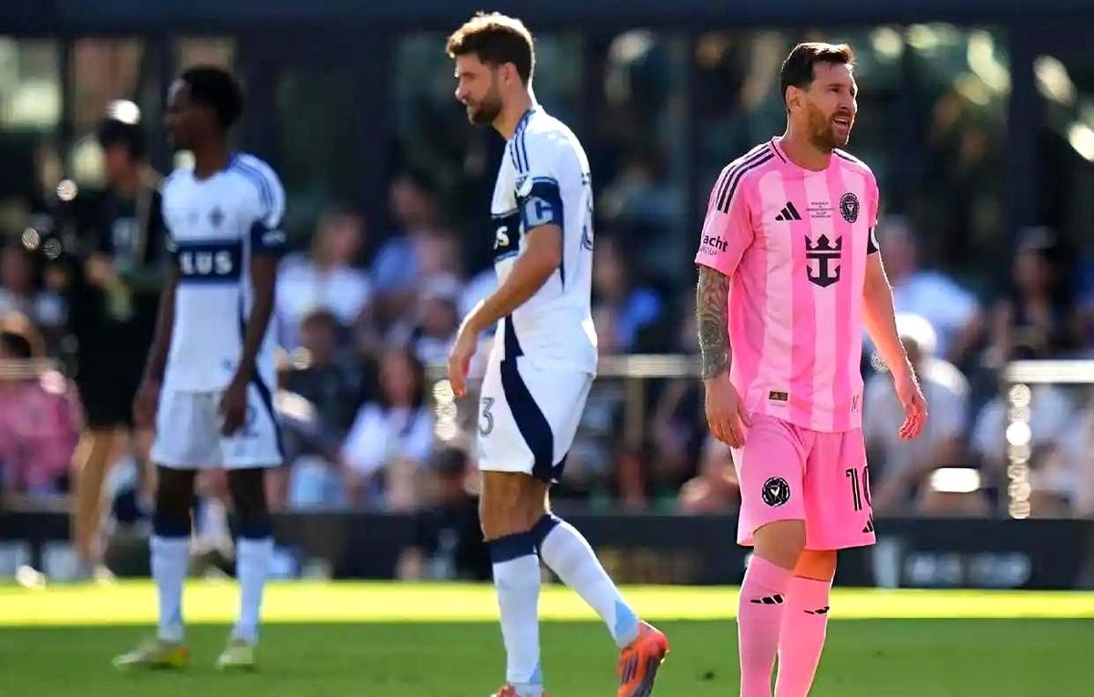 就离谱。
他来之前，迈阿密，全联盟垫底的球队。
他一来，冠军拿了仨。
一支建队才