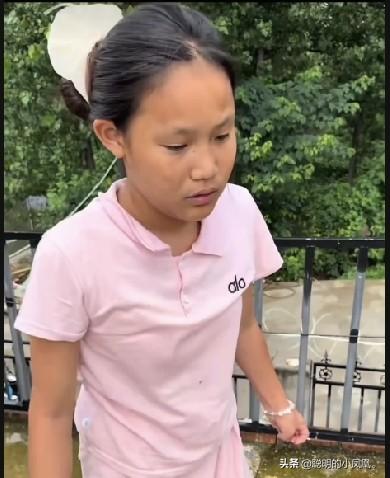小故事！
    看瑶瑶 她那满脸愁的样子 看起来她待在家里，没有一点好心情。因