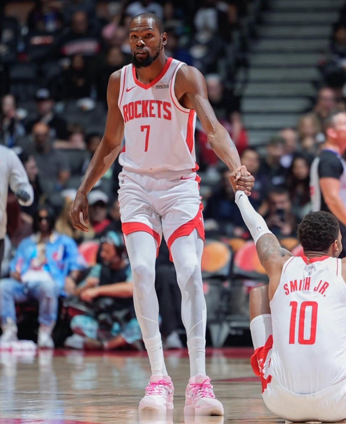 小贾：“我跟凯文-杜兰特一起打球，我跟阿尔佩伦-申京一起出战，对手必须要选一杯毒