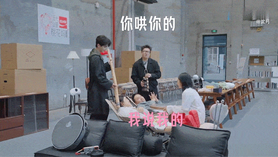 沈月晒与李嘉琦重庆落地签李嘉琦没哄人天赋 收获专属重庆落地签纪念，同框互动轻松有
