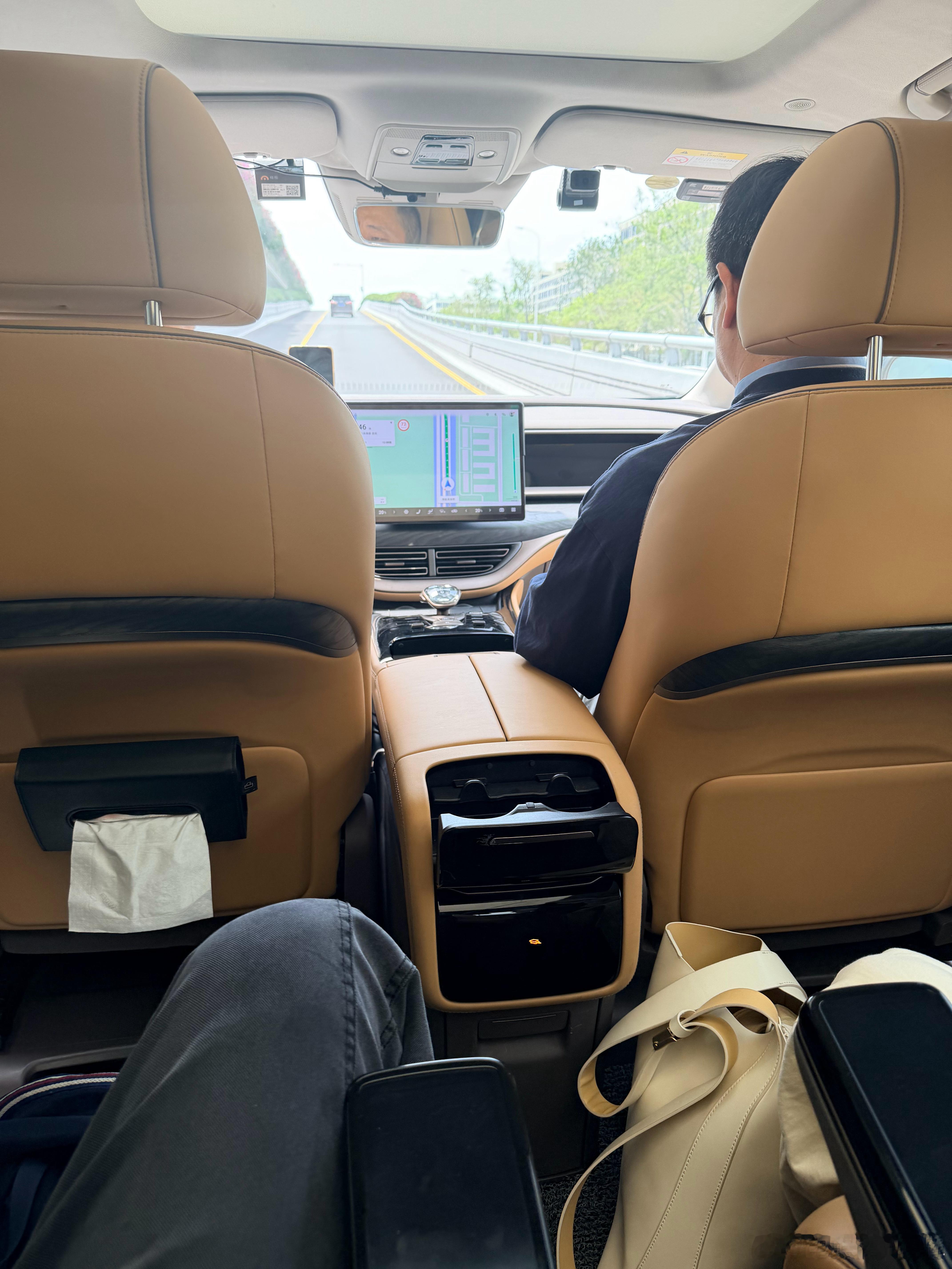 老款腾势D9ev二排坐着很舒服的，新款升级了估计进步更大了，期待一下大v聊车比亚