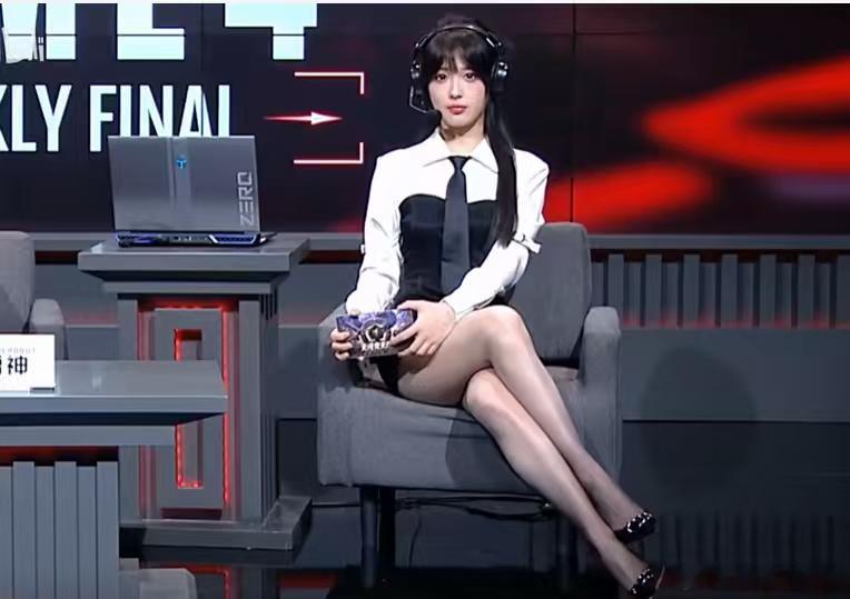 笑死我了，有网友吐槽永劫无间赛事直播间的女解说穿着过于“暴露”，然后官方就提供了