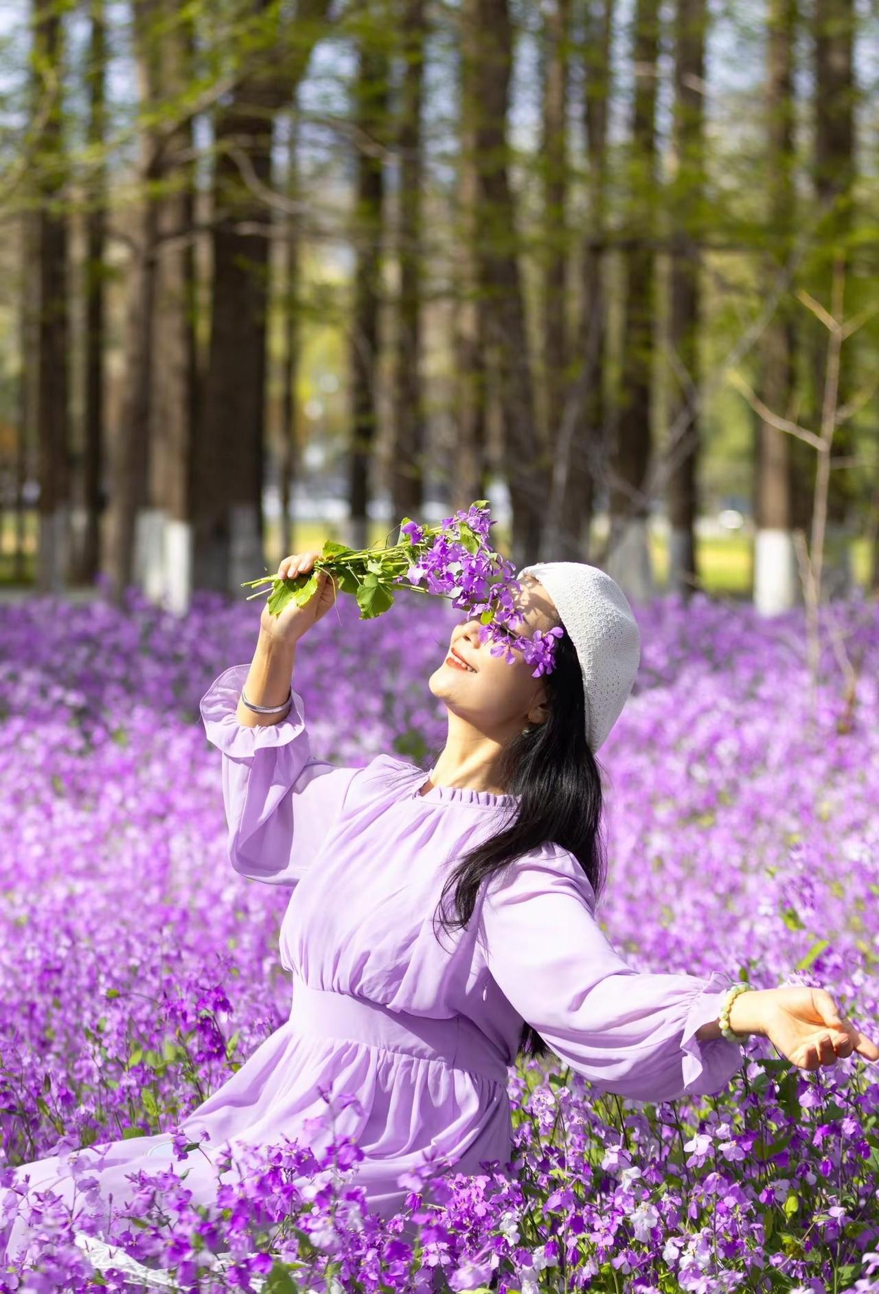 徜徉紫色花海，耳畔响起《在水一方》。所有烦恼皆随风飘散，只想静静沉醉花间，抛开世