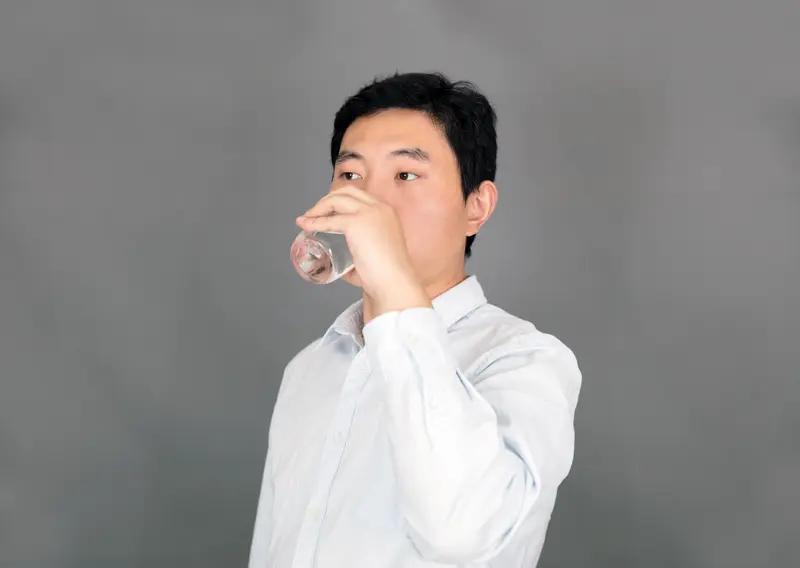 正常口渴与糖尿病口渴存在本质差异。正常口渴可能由外在因素引发，像在高温环境下劳作