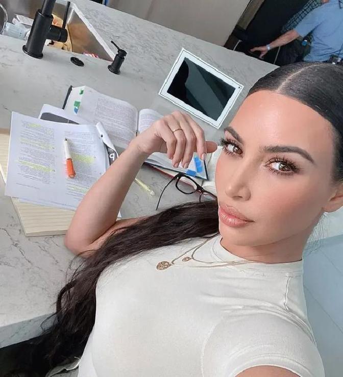 你肯定想不到，大名鼎鼎的金·卡戴珊最近遭遇了健康危机，被查出脑袋里竟然有颗“不定