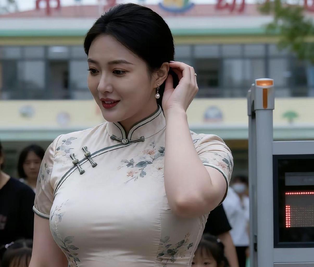 什么才是真正最美的女人？
在这个滤镜横行、标签喧嚣的时代，答案出奇地简单——真实