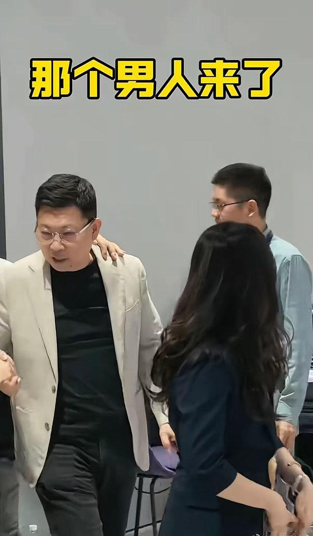 在中国能让宁德时代曾毓群勾肩搭背的不多，余承东算一个 