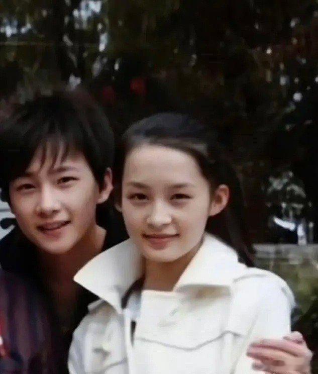 李沁和杨洋早期的合影，两人也是青梅竹马吗 ​​​