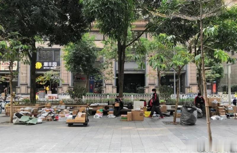 个人比较好奇一个问题，唯品会平台的受众是什么样的？感觉当下很多人都在用唯品会，小