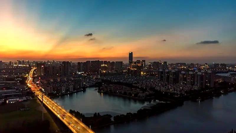 每天通勤3小时，你扛得住吗？
我前同事就这么干了好几年，早上6点50出门，电瓶车
