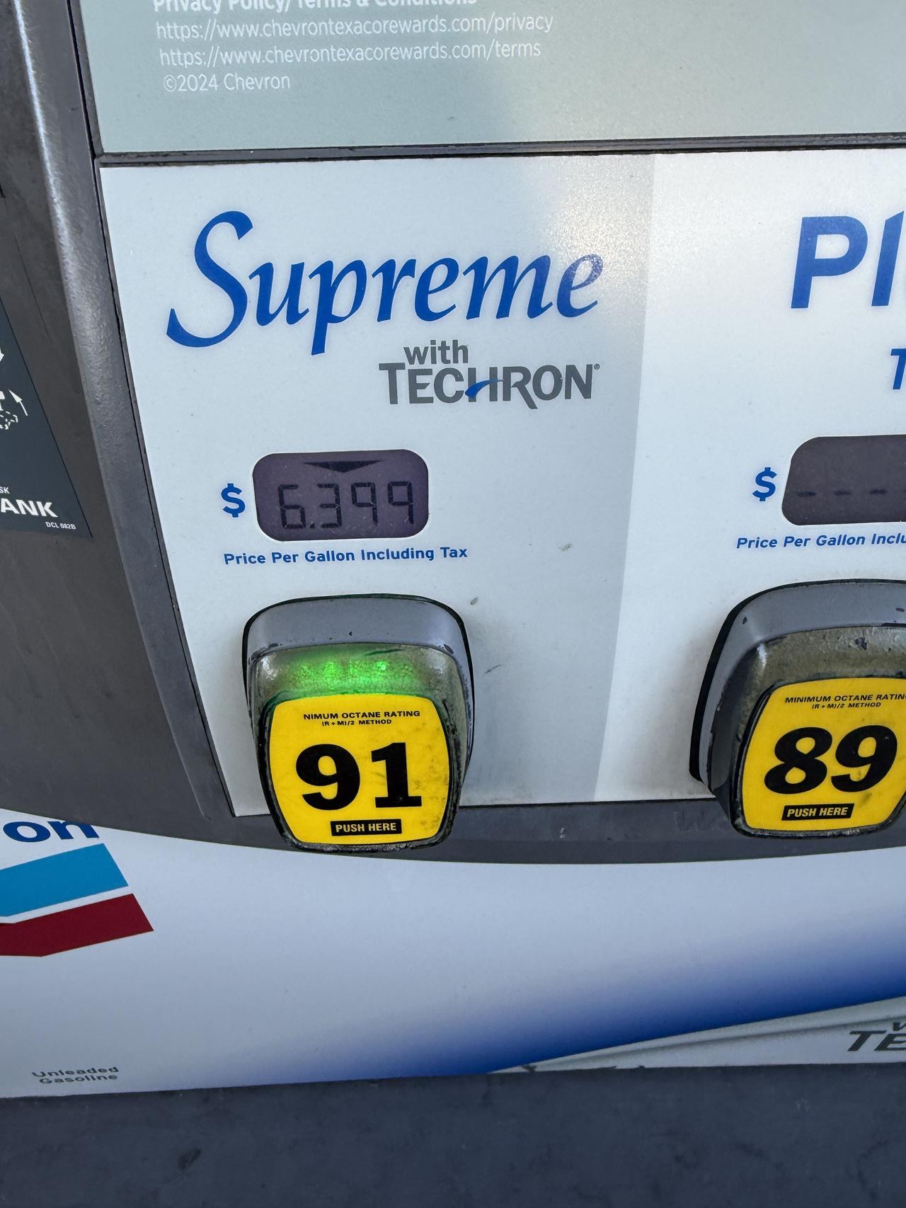 洛杉矶91号汽油每加仑$6.399，相当于每升人民币11.68元/升，美国的91