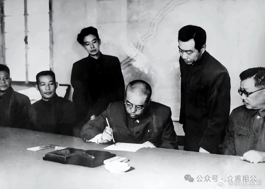 身穿65式军服和87式军服的志愿军，他们现在还没撤回国1953年7月27日，中美