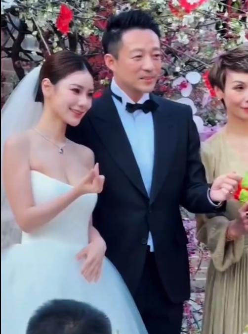 我就不明白了，
为什么汪小菲和马筱梅办个婚礼，还有那么多人骂他？当初，大s和汪小