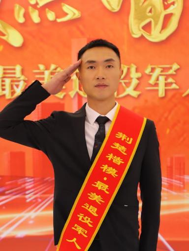 2019年，退伍军人尹文杰在抓小偷时，明明有能力快速制服对方，却因为看清那是两张