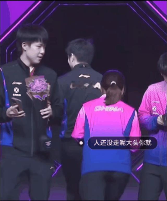 不是吧，头头，你怎么那么着急拍冠军合照呢？
人家亚军还没有走呢，
你就赶紧叫着小