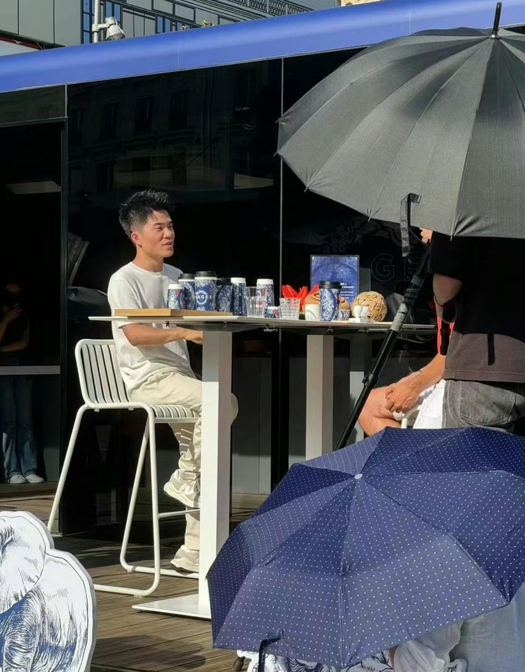 来巴黎考察的董宇辉，举手投足透着老板气息 ​​​