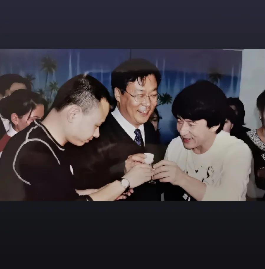 刀郎先生是一个传奇，刀郎先生创造了奇迹，纵观几十年来的音乐圈，有几个人能够跟刀郎