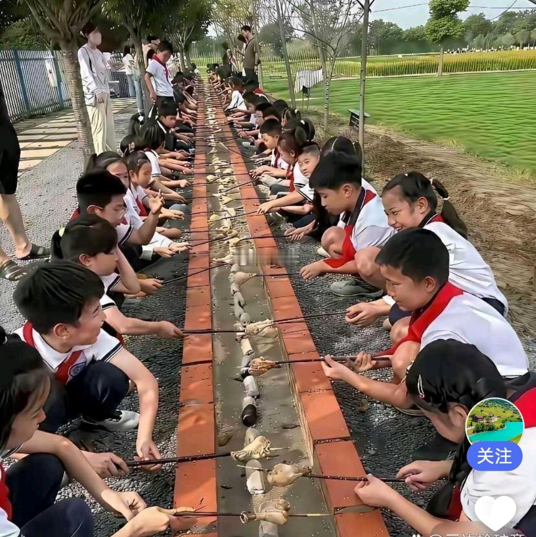 集体户外体验课，引来网友争议
 
看看这一幕，一群小学生排成长队，蹲在户外体验烧