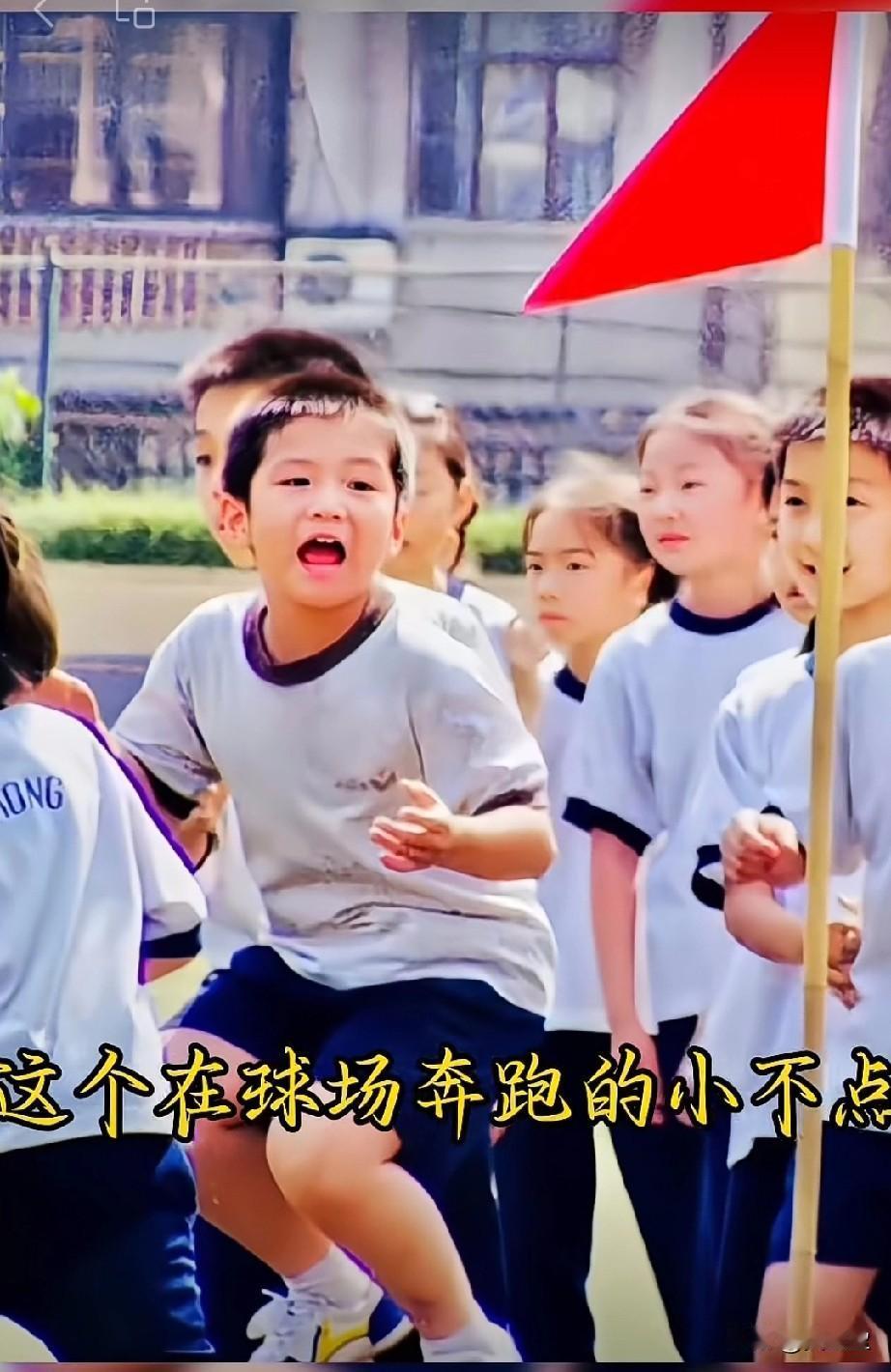 你能猜到他是谁吗？
这个在球场奔跑的小不点，日后竟在乒乓球台上演无数逆转绝杀，成