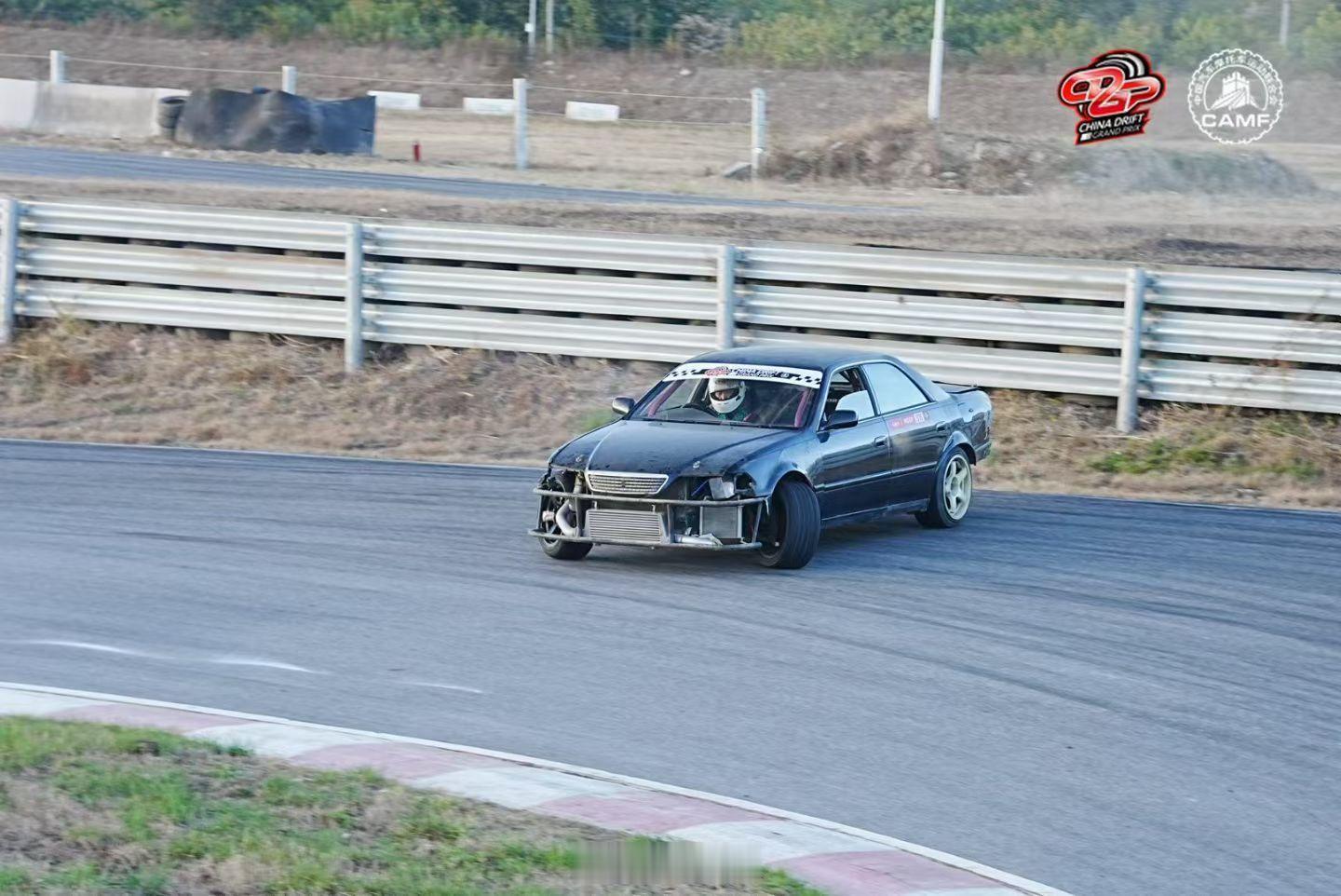 整个比赛都在修车中度过，接二连三每一圈出车都出新问题..断拉杆、定位做不回来、大