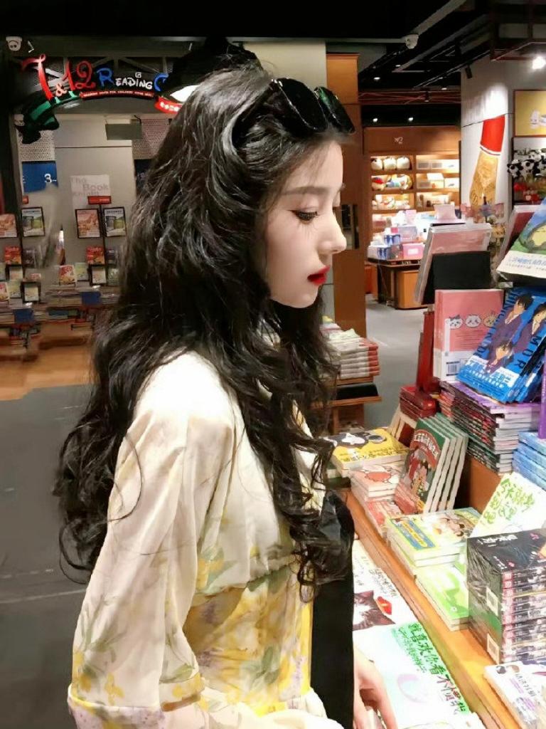 我算是发现了，男人的审美是不是都长在一条线上了？
碎花裙+大波浪+书店氛围感，