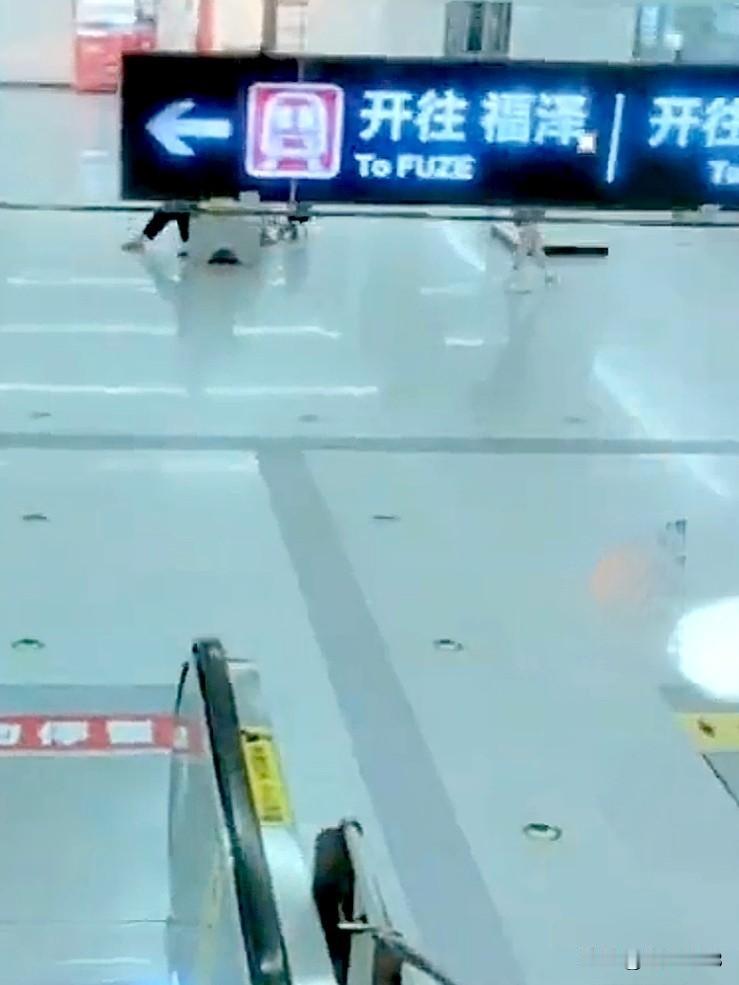 非常的喜欢，
石家庄建的地铁四通八达。

今天上午坐地铁
一刻钟就到了万象城。