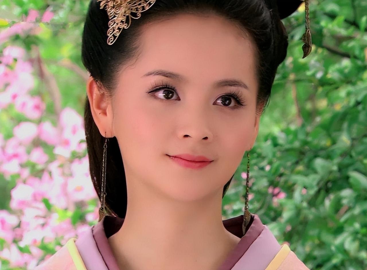 【豪门婚姻引热议！路行称妻子最大付出是“生儿子”，邓莎曾自曝“丧偶式婚姻”】
