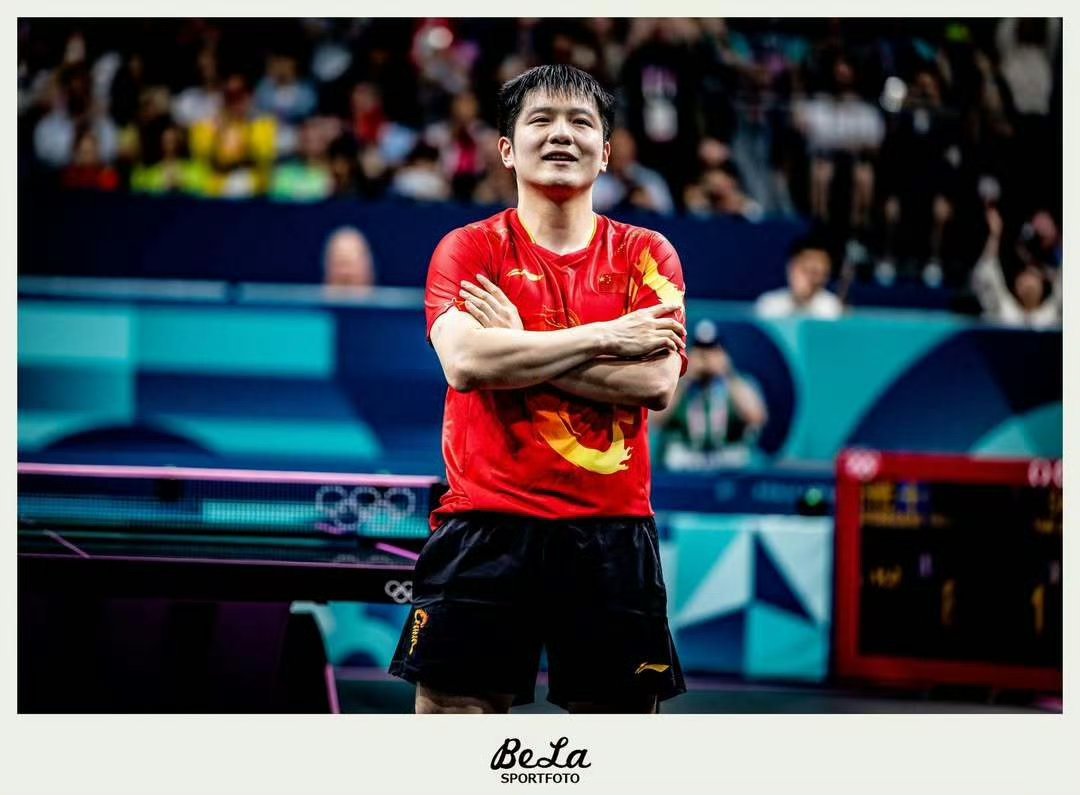 詹俊解说英超联动樊振东 乒乓×足球破次元！樊振东搭档詹俊解说英超，专业见解+高情