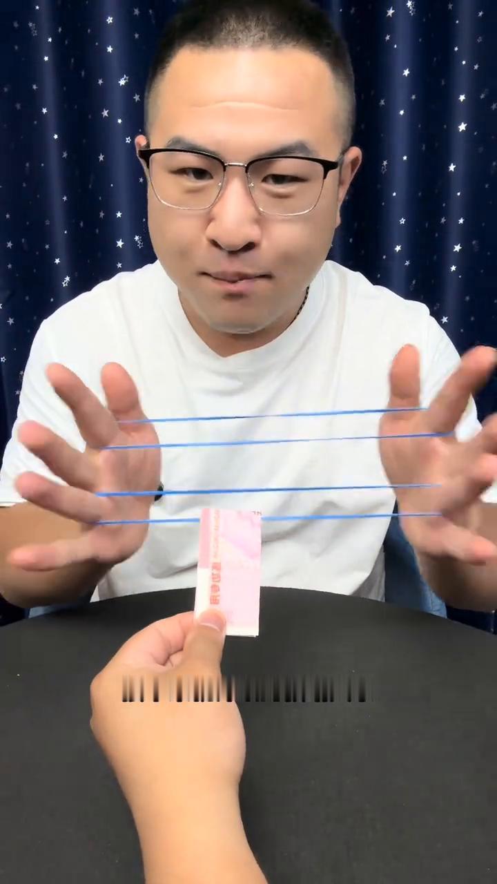 看一下我手里拿的是什么钱？一百元对吧？一二三四对吧？拿好一百元，我拿好对，别动，