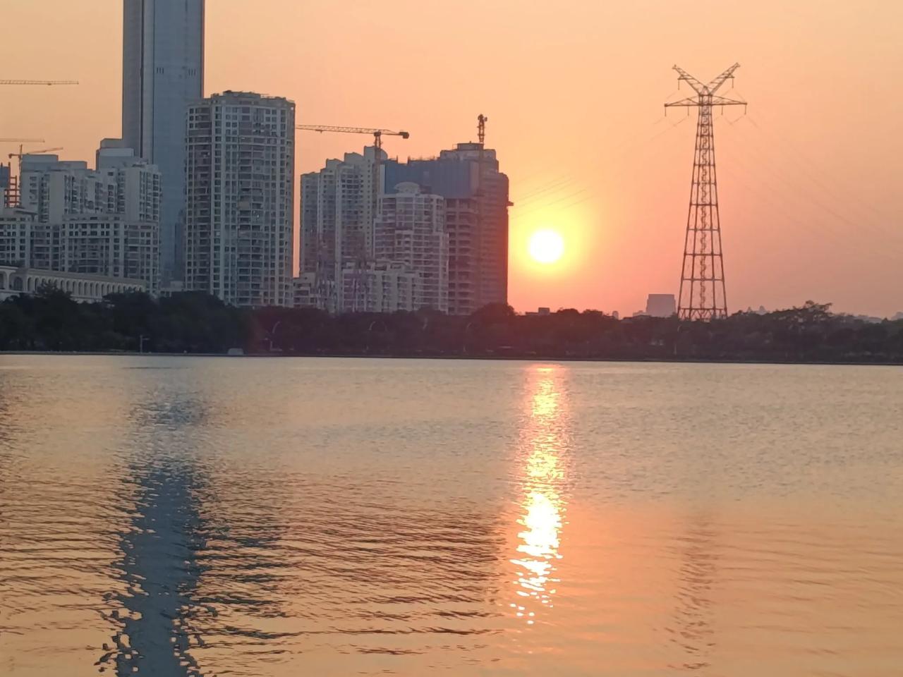 朋友告诉我，有个地方拍晚霞挺好看的，约我一起去拍晚霞，
我没去过，她说她去过两次