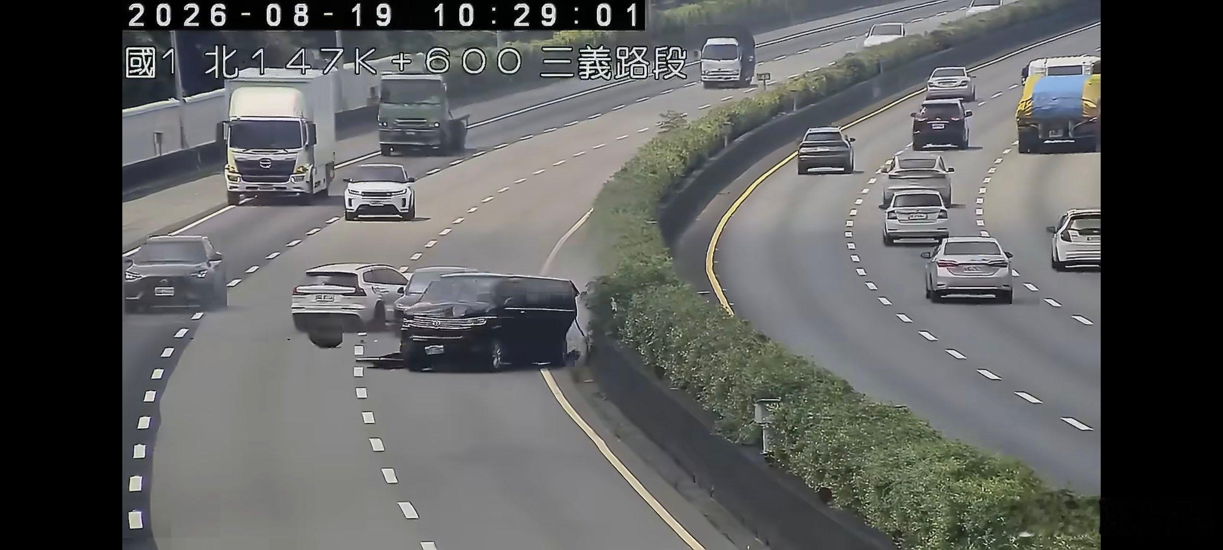 ACC辅助驾驶追撞致3人死亡 这是一个典型的二次事故了，视频里发生事故的两车竟然