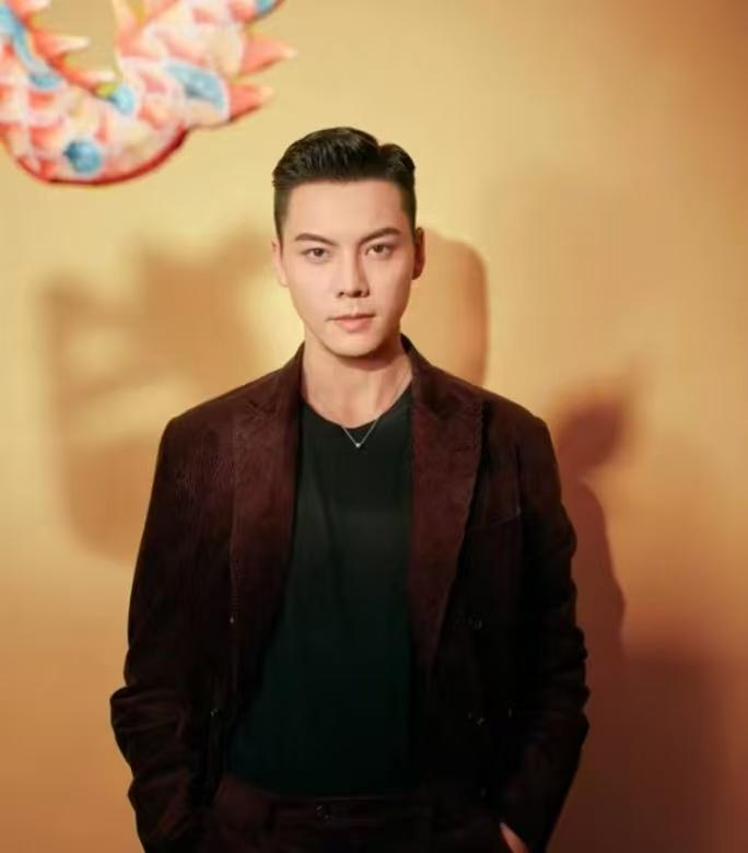 胡歌结婚我咬牙祝福，

黄子韬领证我含泪点赞，

没想到啊没想到！陈伟霆这个浓眉