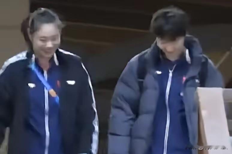 徐奕跟着鳗鱼回家过年了！
由于19号就打新加坡大满贯了，
还得提前适应场地，
所