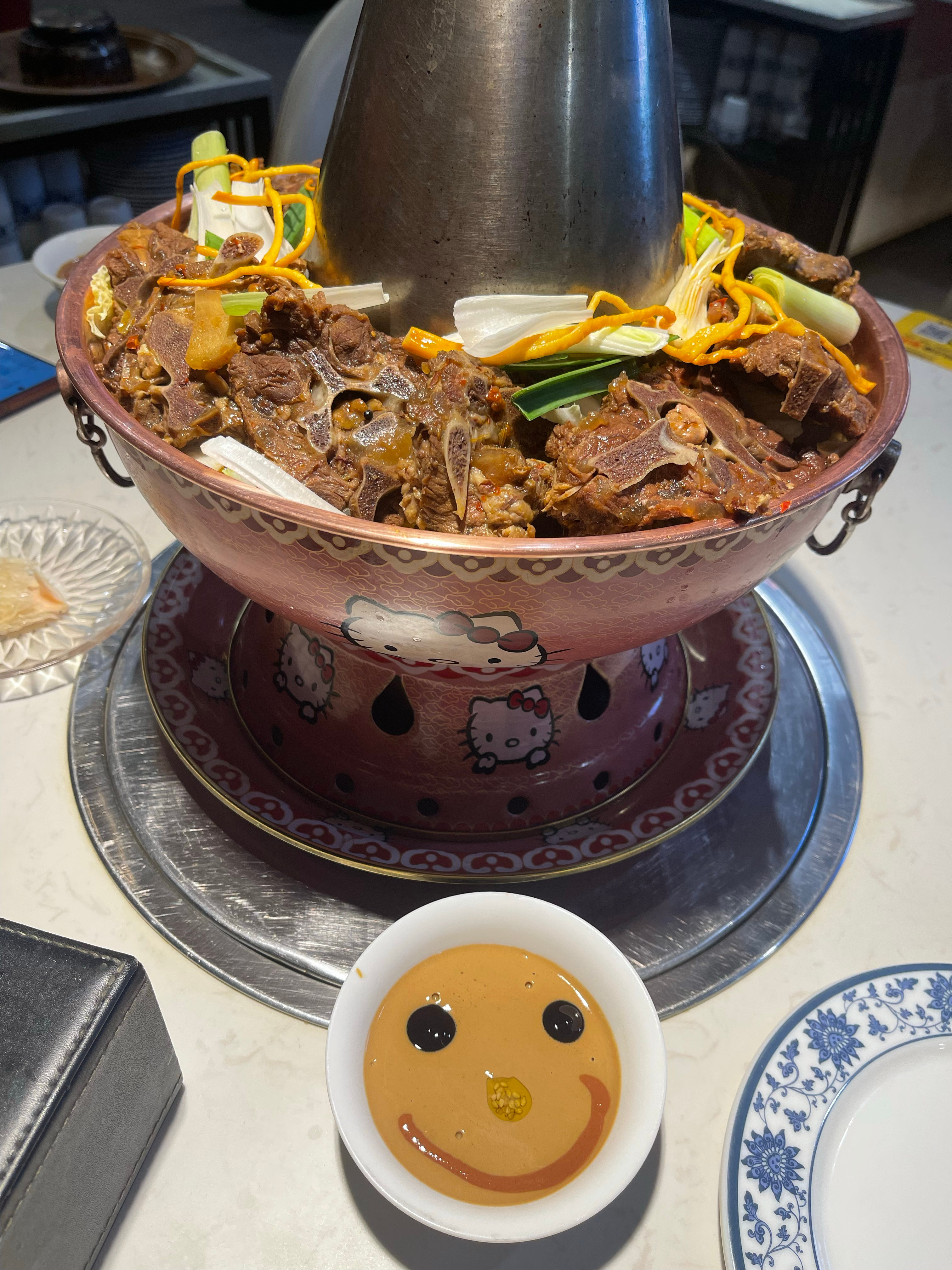 没想到今天陪友友切到那么晚[泪奔]只能去平金附近的七宝夜市吃点羊蝎子和龙虾🦞了