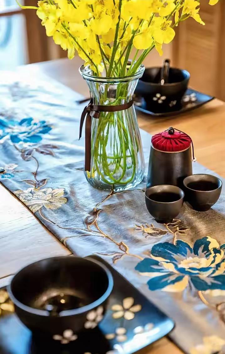 一段非常通透的话：“人可以节约，也可以不买衣服，甚至吃差点，不修边幅都可以。但一